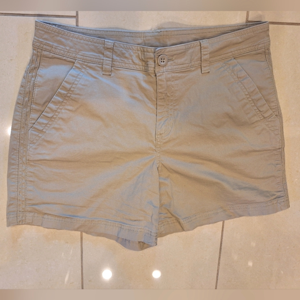 Eddie Bauer women's tan khaki shorts with pockets - size 10 Classic Preppy